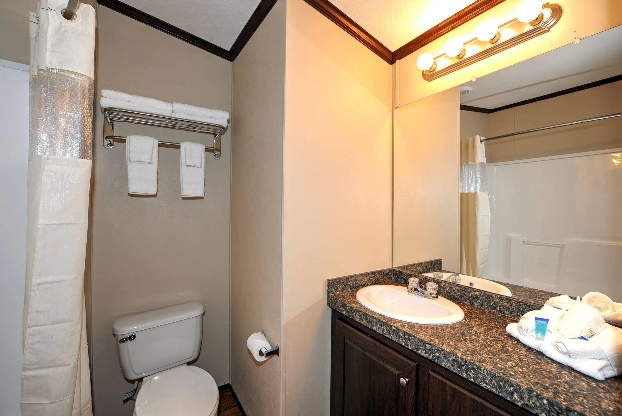 Instalodge Hotel And Suites Karnes City Exterior foto
